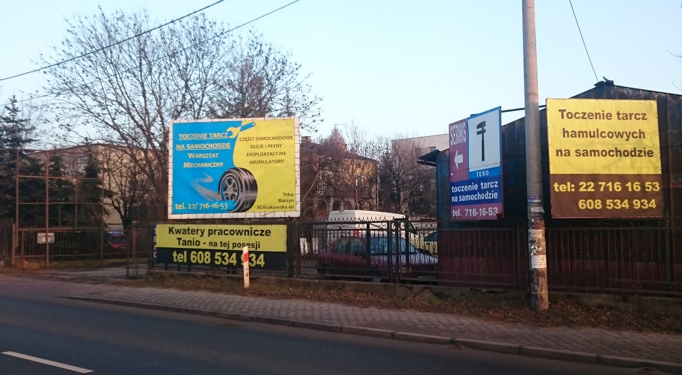 Oznakowanie (stan w grudniu 2016) i wjazd od al. Krakowskiej na teren firmy TEKO Raszyn, Al. Krakowska 40